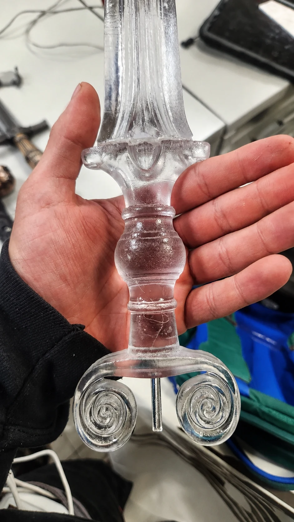 Empuñadura de espada en resina transparente
