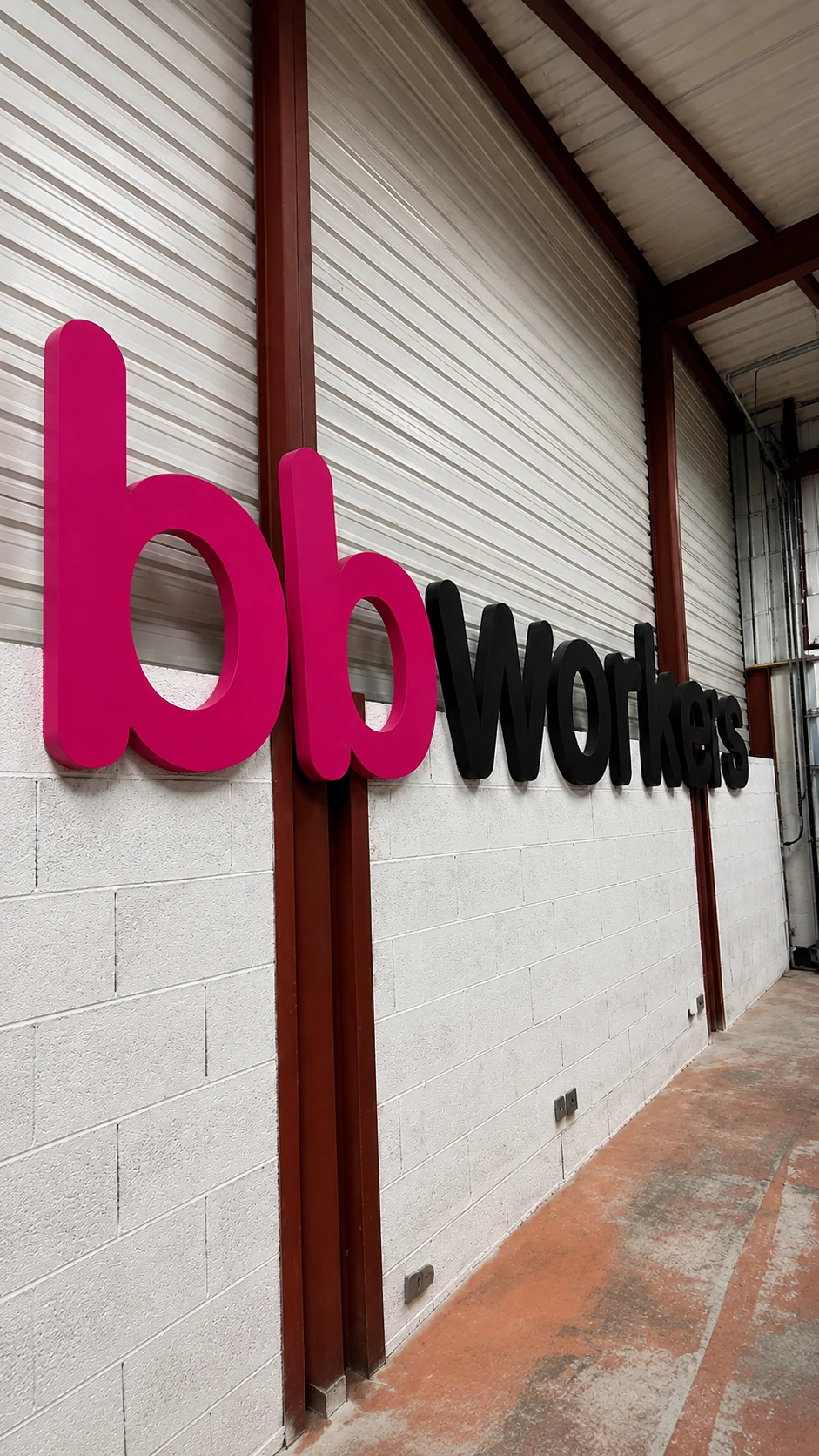 Letras corpóreas de bbworks en magenta