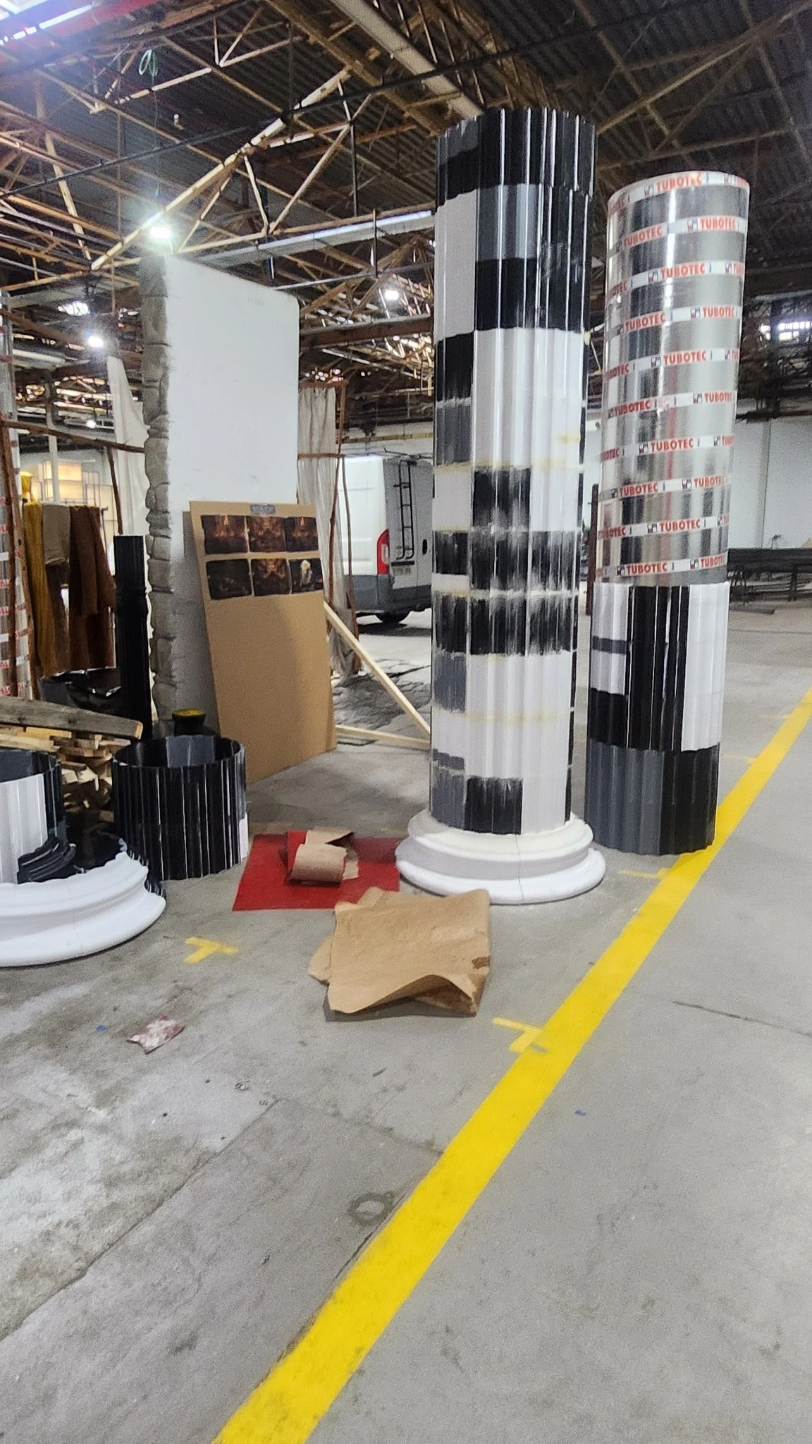 Colonnes à l’atelier pendant l’assemblage