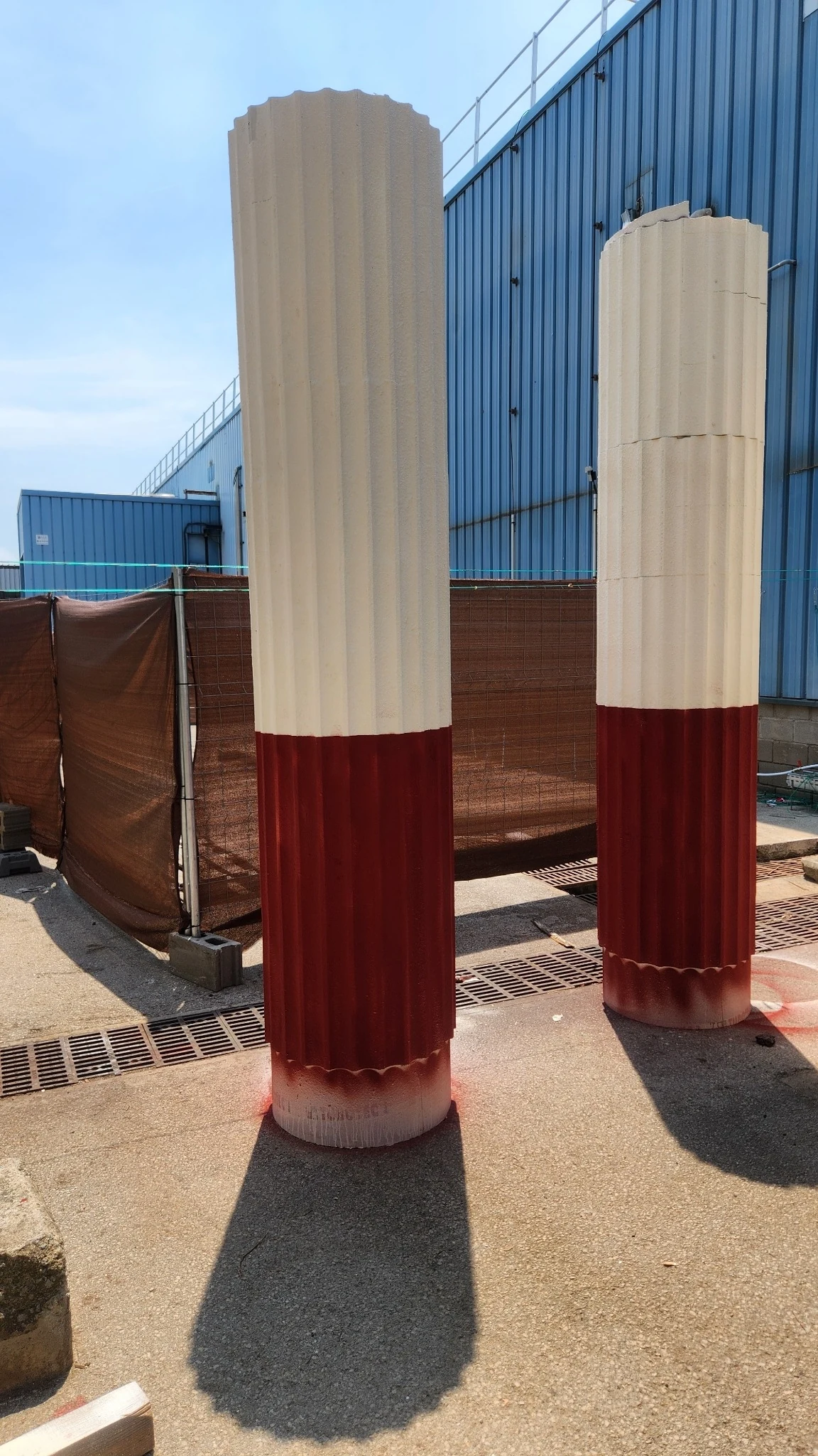 Columnas romanas de PETG pintadas, al aire libre