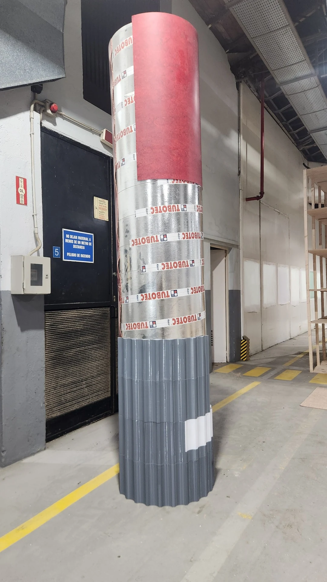 Columna romana montada por tramos grises con etiquetas