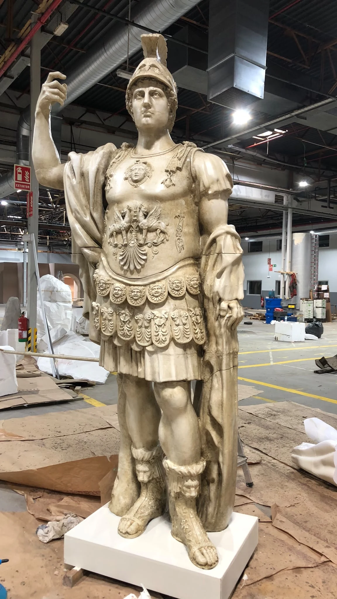 Escultura de Marte acabada en tono piedra
