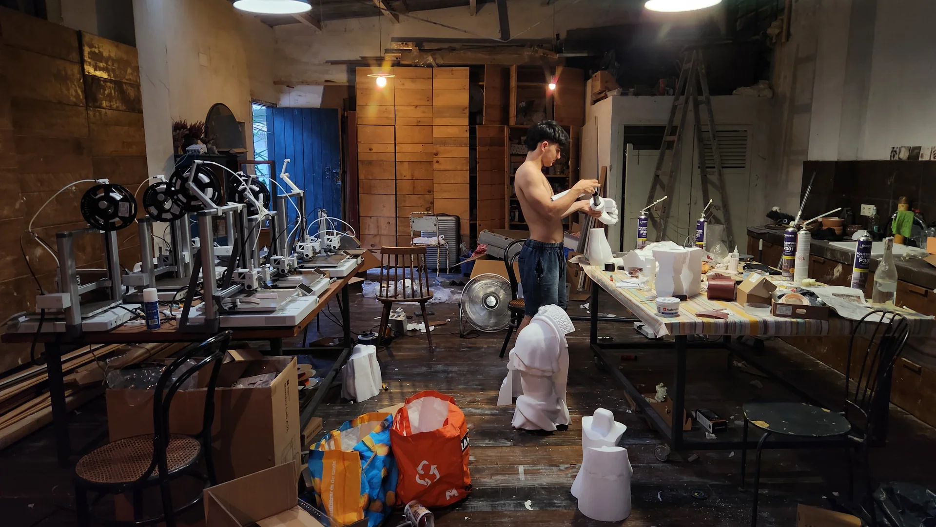 Módulos de una escultura preparados en el taller
