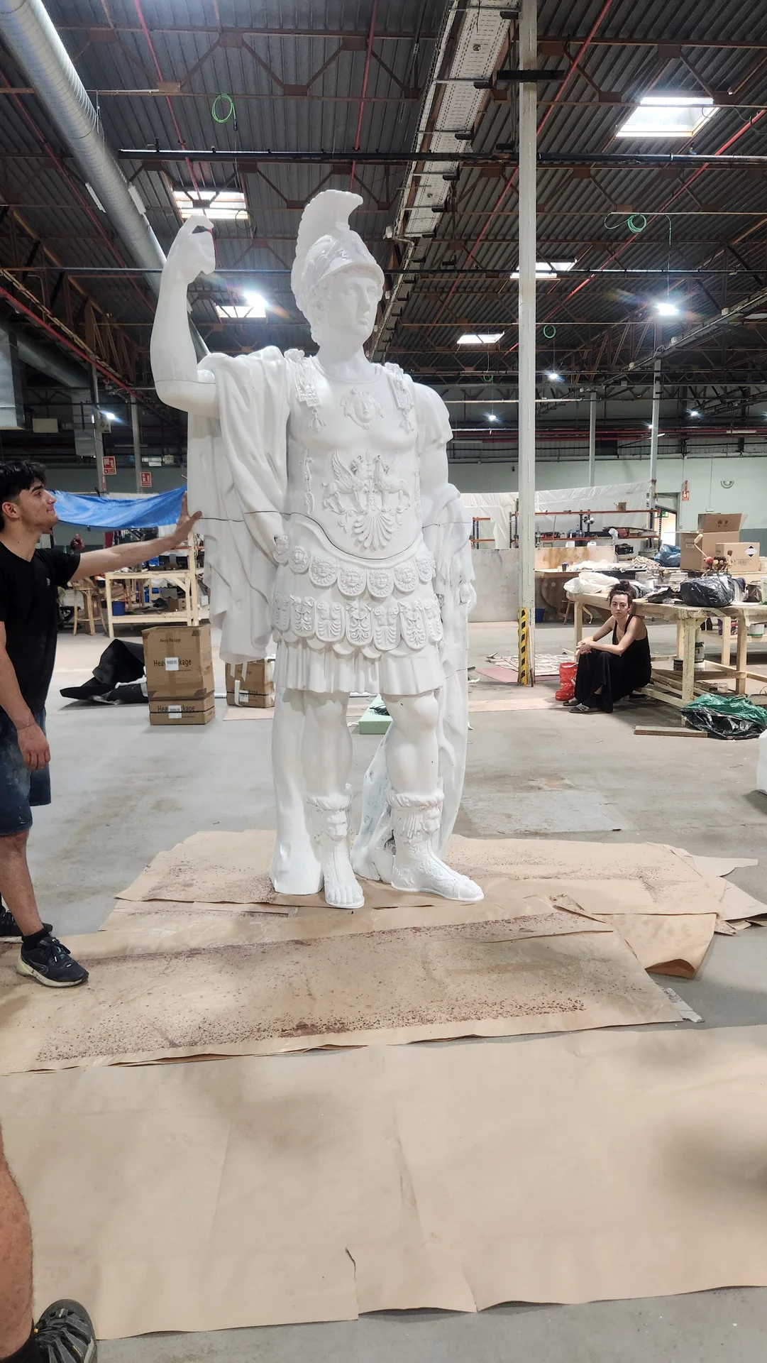 Escultura de gran formato unida y preparada para el acabado