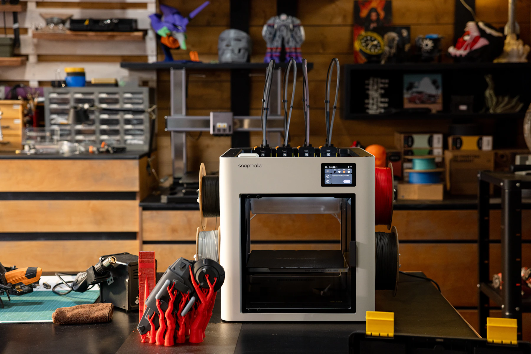 Impresora 3D y prototipos en un taller
